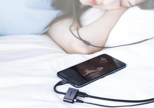 手機(jī)type-c外接充電和音樂(lè)多用途.jpg